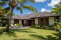 Ferienhaus Casa Del Perro in Lucia - ein Bungalow mit grünem Garten und kleinem Pool